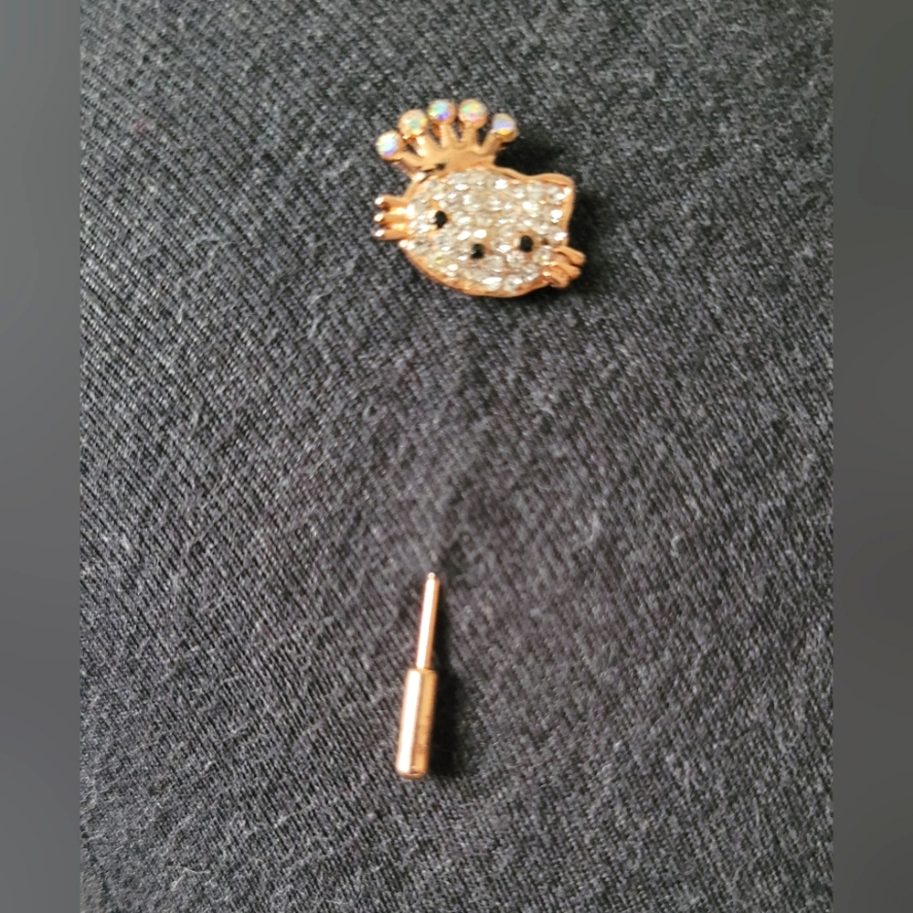 Beautiful vintage Hello Kitty Rhinestone Pin!